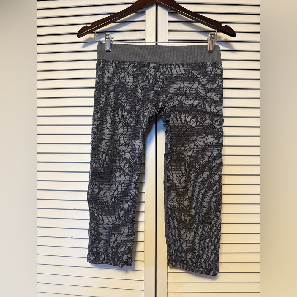 FABLETICS Gray Floral Women’s Crop Leggings - Medium